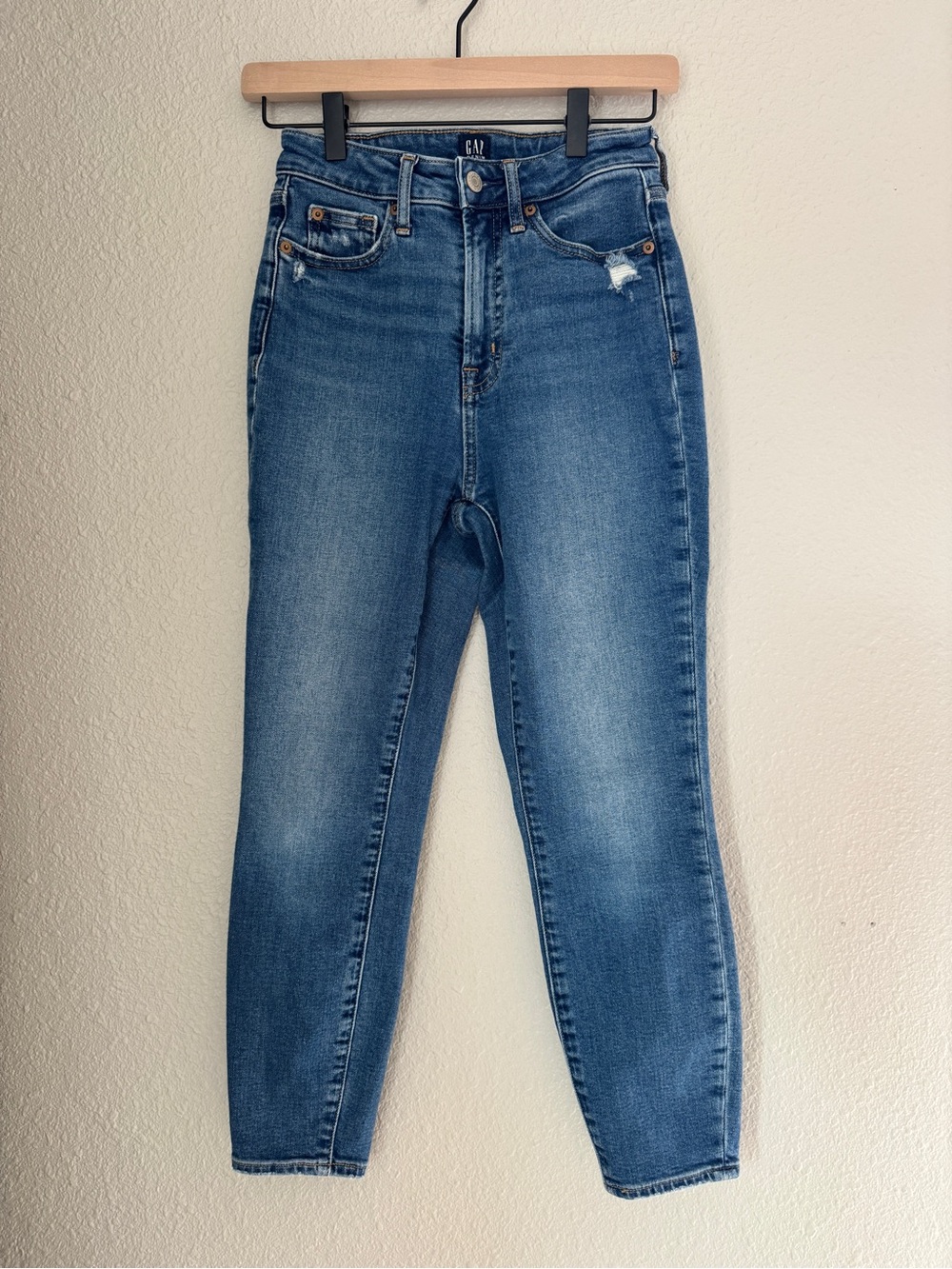 GAP High-Rise Faded Blue Mom Jeans 💙